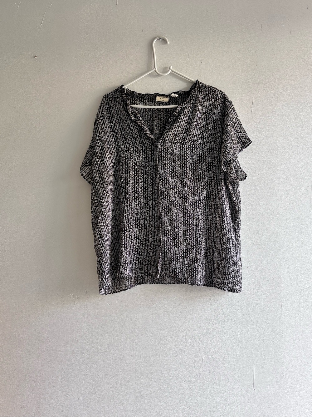 Women short sleeve shirt black/white Sz 22W ruffle neckline office